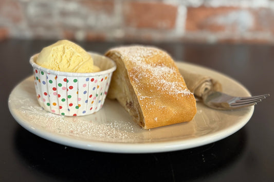 Apfelstrudel mit Vanilleeis